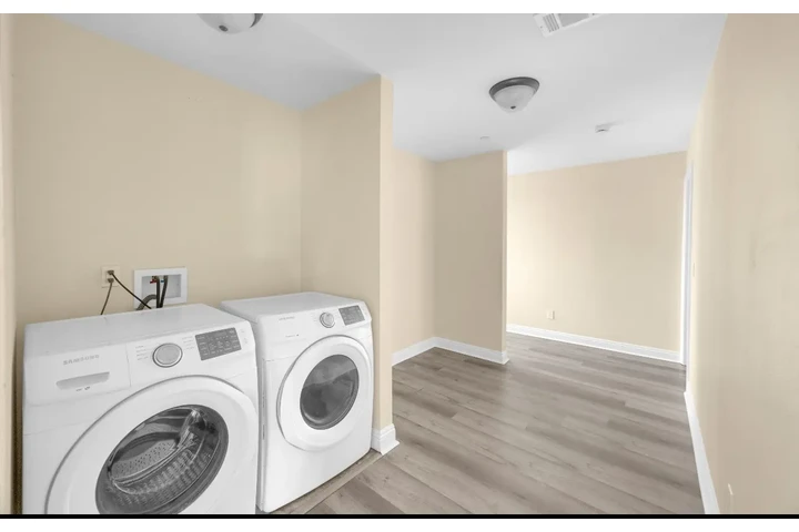 $4500 : Five bedroom 4 bath 4 parking image 9