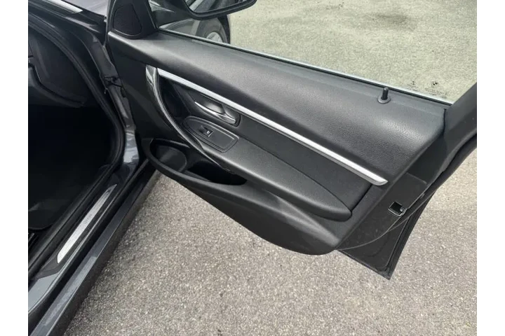 $14797 : 2017 BMW 3 Series 330i xDrive image 6