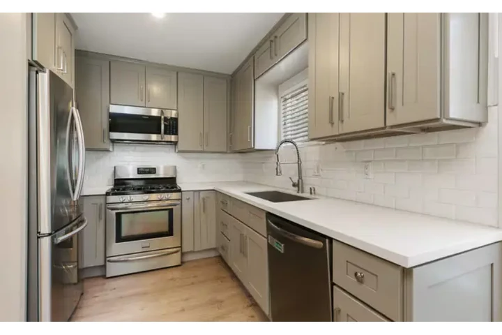 $2365 : 3-BEDROOM HOUSE AVAILABLE NOW! image 3