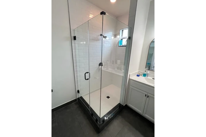 Glass shower doors image 3