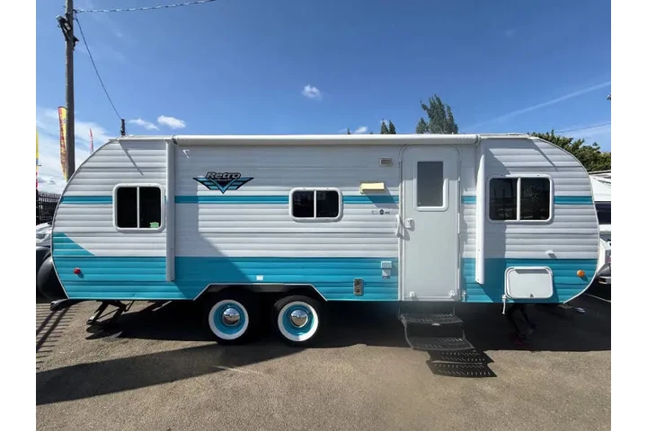 $16900 : 2017 Riverside RV Retro 195 image 3