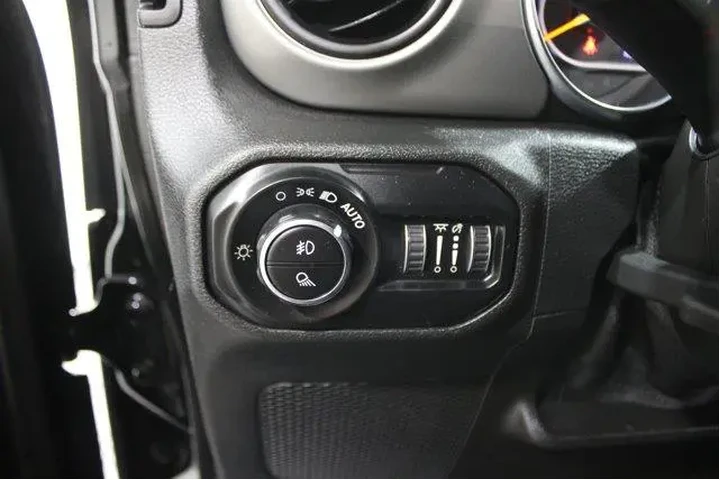 $31920 : Jeep Gladiator 2021 4x4 Will image 8