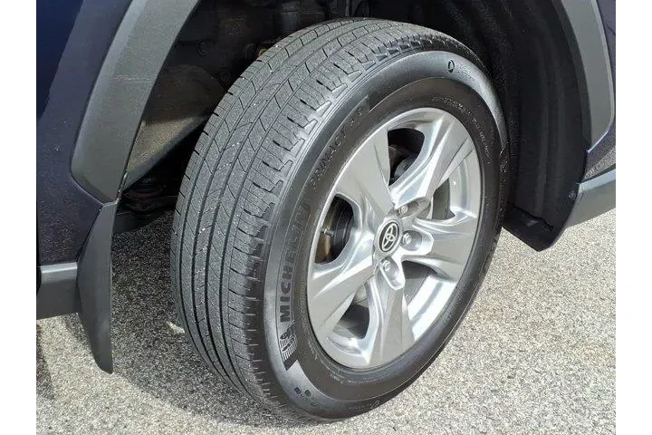 $34134 : Toyota RAV4 2024 AWD XLE 4dr image 4