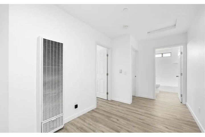 $1550 : 1 Bedroom Apt in Gardena image 9