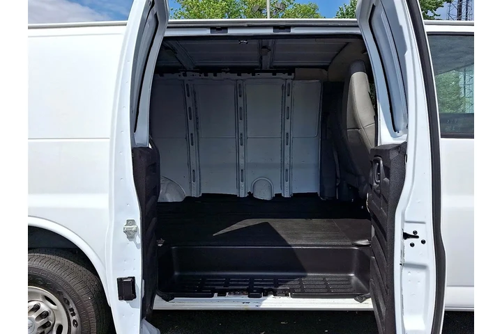 $16500 : 2017 Express 2500 Cargo image 10