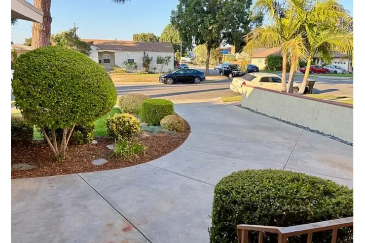 $1799 : Downey with great neighbors image 4