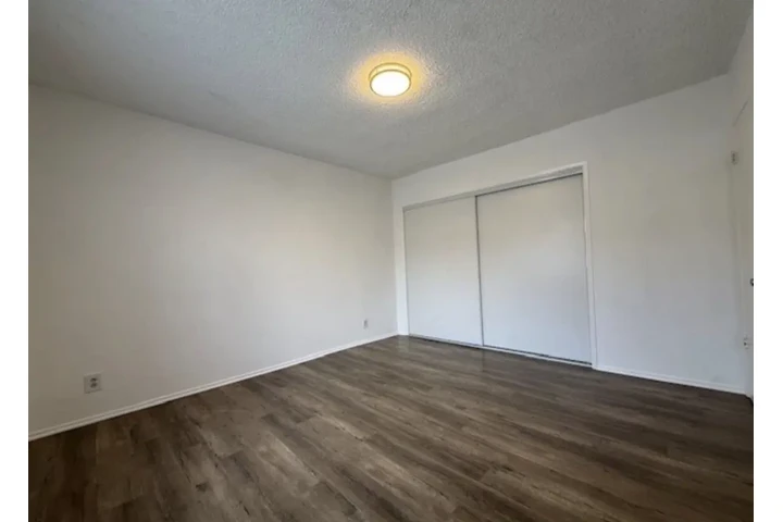 $1570 : Spacious 1 Bed Apt in Gardena image 5