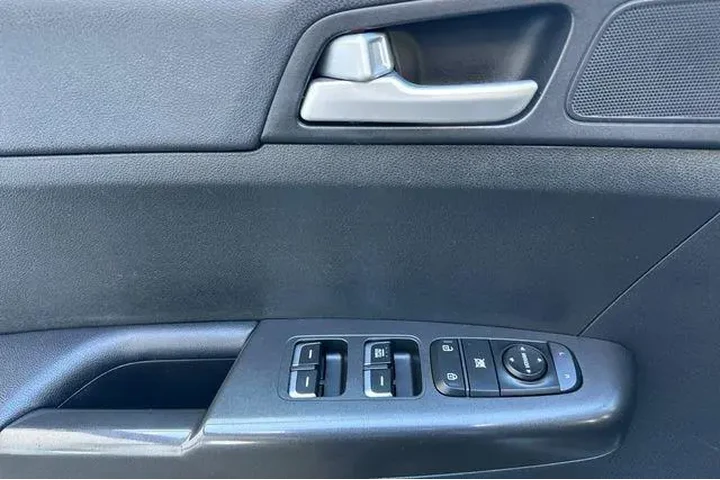 $9317 : Kia Sportage 2017 AWD LX 4dr image 8