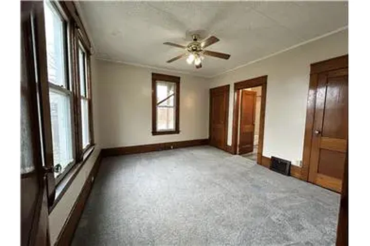 $700 : Rental property with 2 bedro image 3