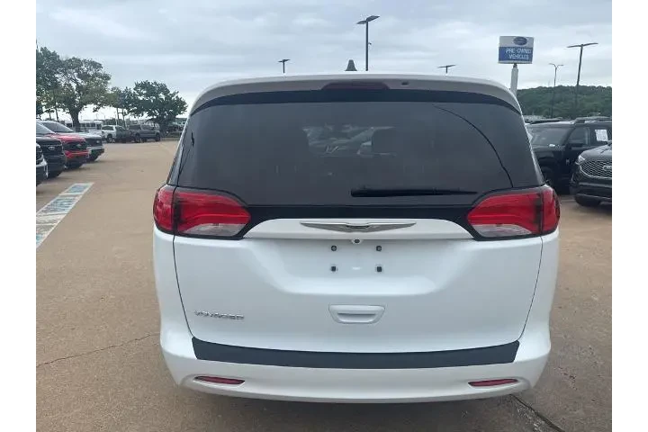 $18490 : Chrysler Voyager 2022 LX 4dr image 3