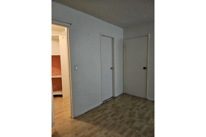 $1100 : Rento recamara image 2