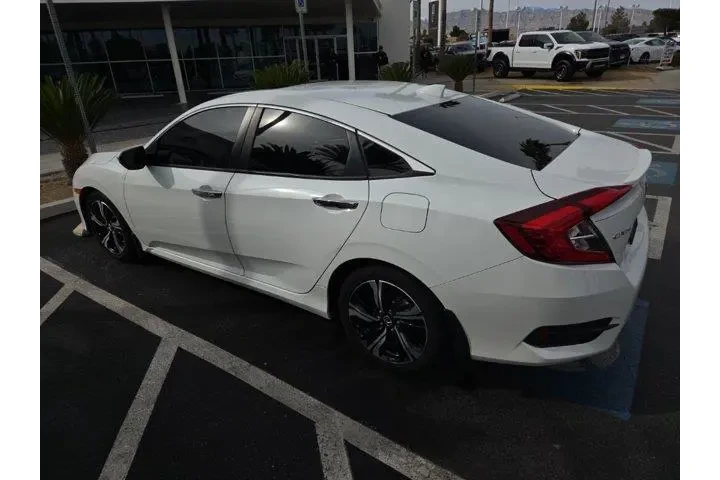 $18298 : Honda Civic 2016 Touring 4dr image 2