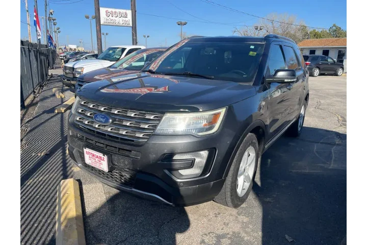 2017 Explorer XLT image 1