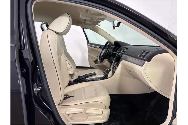 $14090 : 2018 Passat R-Line image 5