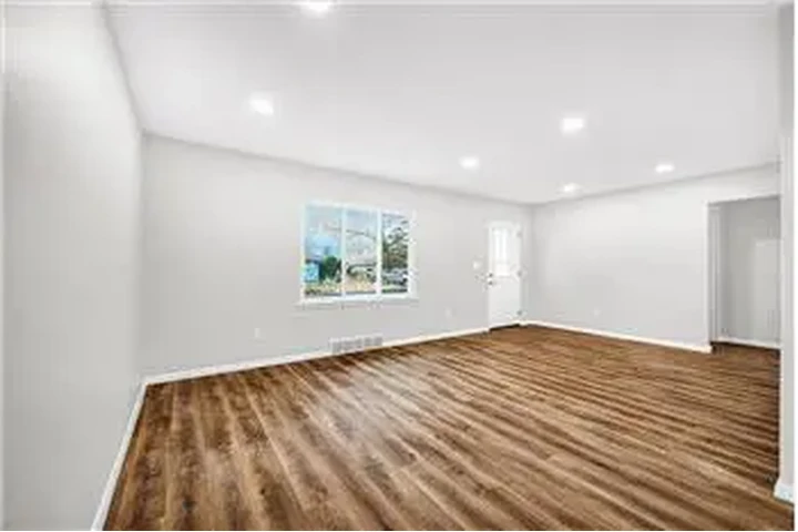 $900 : Rental property with 2 bedro image 4
