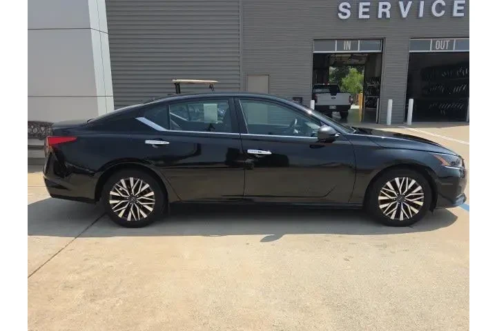 $19900 : Nissan Altima 2024 2.5 SV 4d image 4