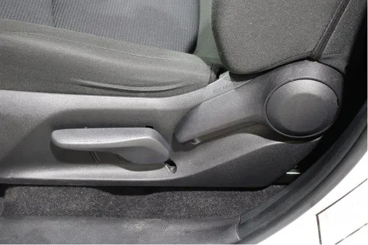 $28456 : Toyota RAV4 2024 AWD LE 4dr image 5