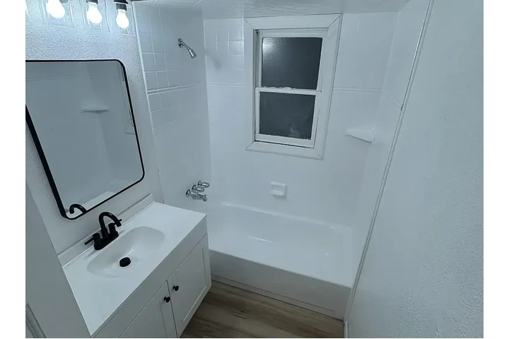 $1850 : This 2 Bedroom 1 Bathroom Dwel image 3
