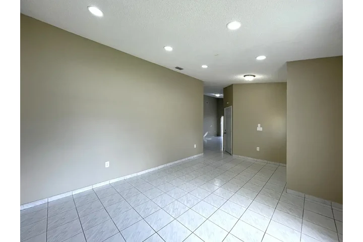 $3000 : 3 beds and 2 bath house image 1