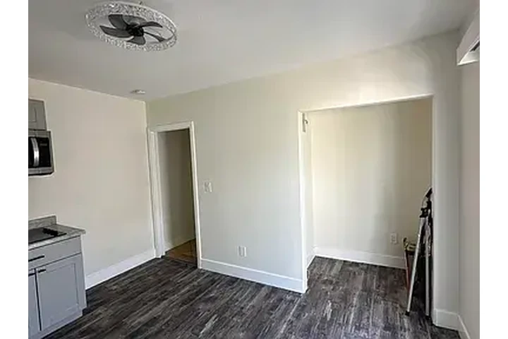 $950 : Modern 1BD 1BT available image 4