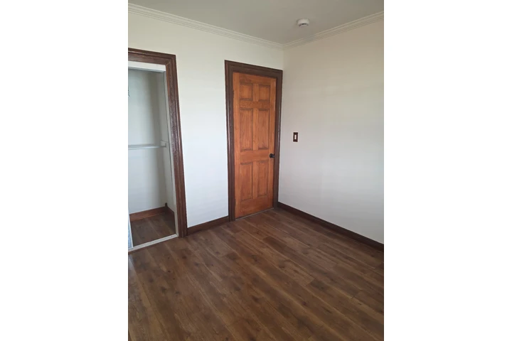 $975 : CUARTOS 3 CONVERSE Y 60THST image 9