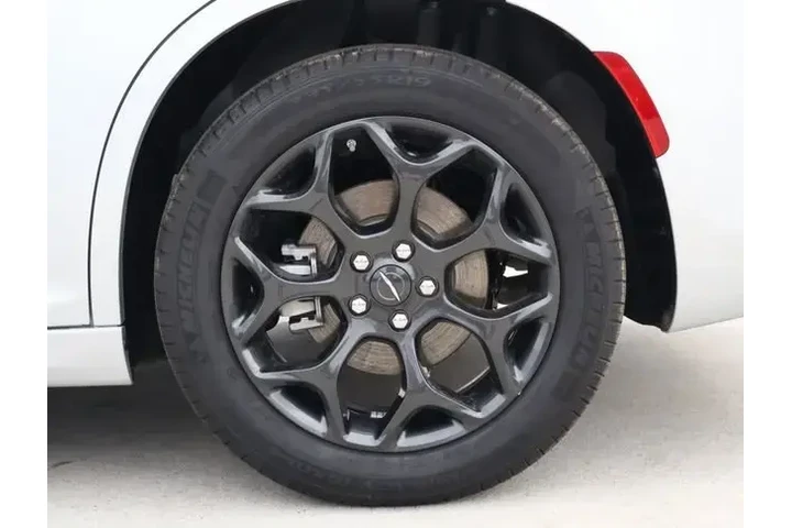 $38988 : Chrysler 300 2023 AWD Tourin image 8