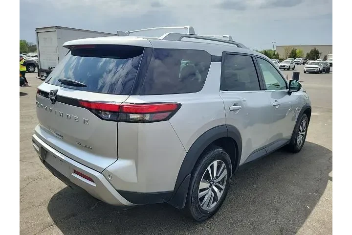 $28050 : Nissan Pathfinder 2023 AWD S image 2