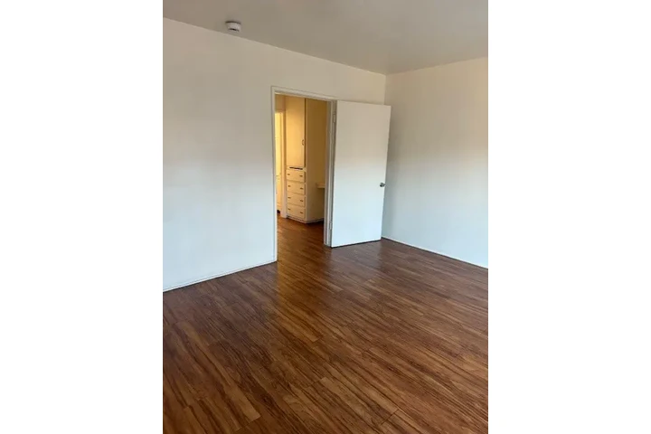 $1495 : Studio Available Now image 4