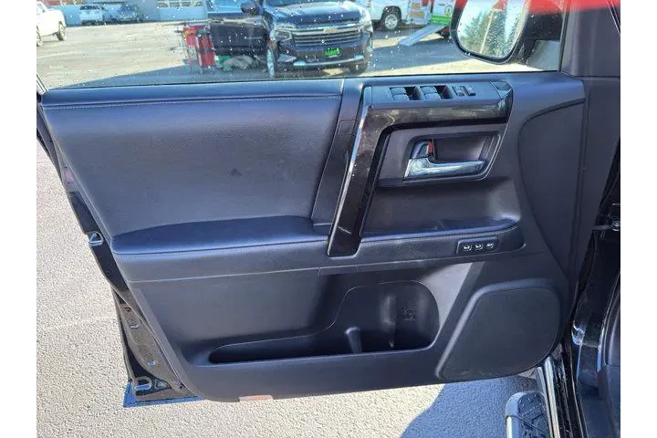 $30991 : Toyota 4Runner 2020 4x4 SR5 image 6