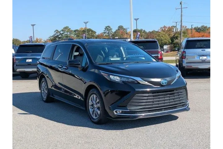 $39995 : Toyota Sienna 2024 XLE 8-Pas image 3