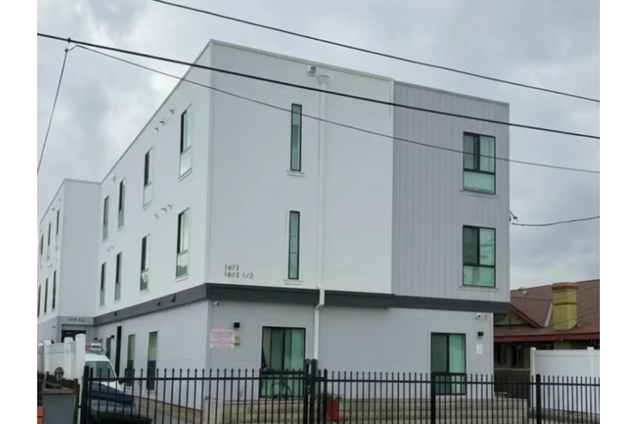 $800 : 1672 W 35th St, Los Angeles image 3