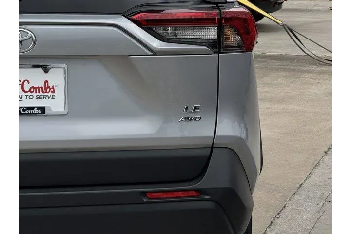 $27836 : Toyota RAV4 2025 AWD LE 4dr image 7