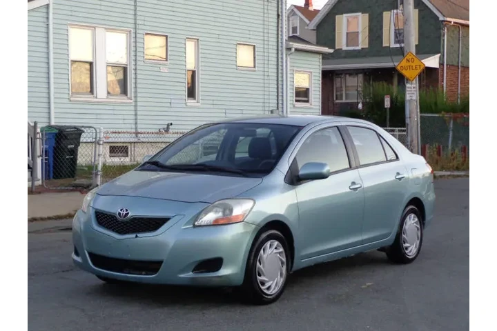 $7800 : 2010 Yaris image 2