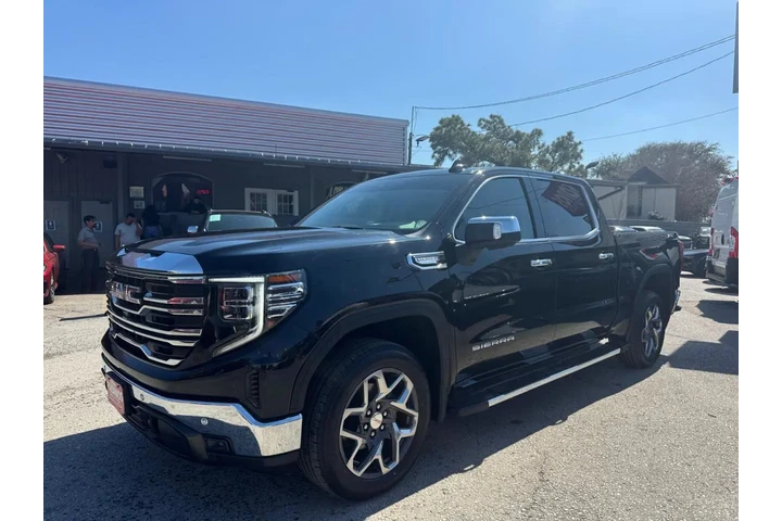 2022 GMC Sierra 1500 SLT Crew image 1