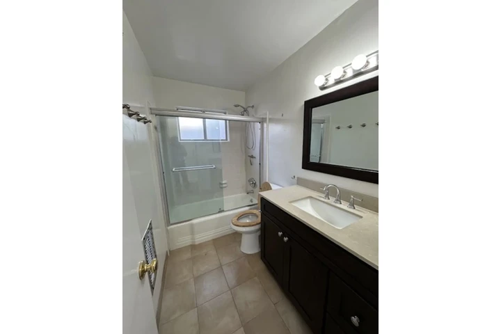 $1300 : Studio apartment Move-In-Ready image 5