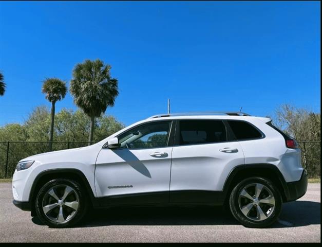 $8900 : Se vende Jeep Cherokee image 5