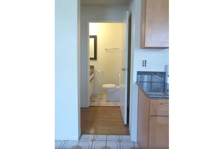 $1950 : 2 bedroom Apt in James wood image 10