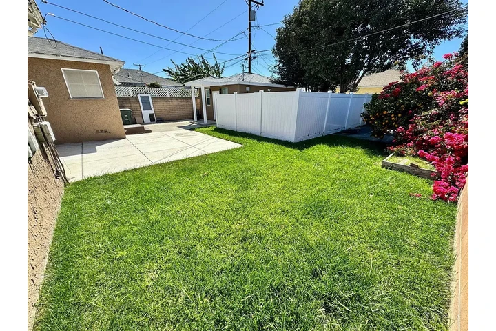 $900 : charming HOME ..Lakewood, CA image 8