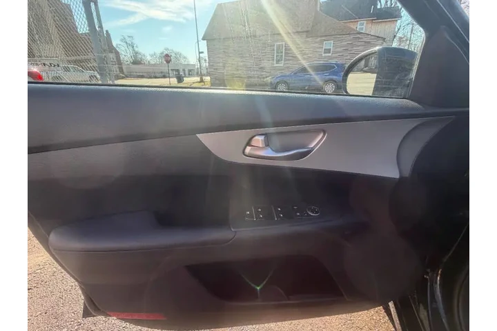 $17995 : 2023 Forte LXS image 10