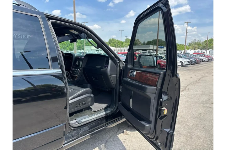 2016 Navigator 4WD 4dr Select image 8