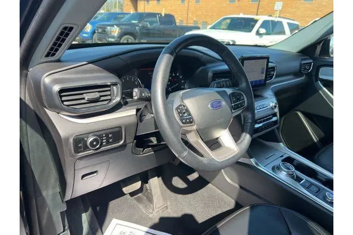$31988 : Ford Explorer 2023 AWD XLT 4 image 4