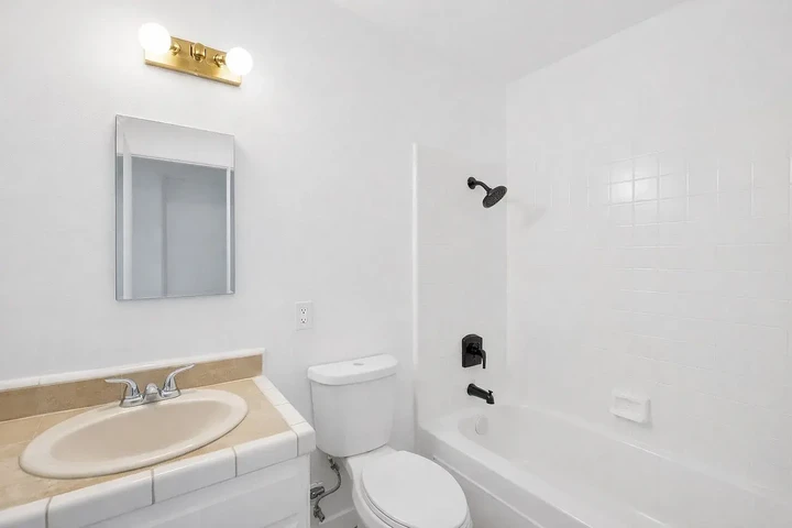 $2470 : ¡Recientemente Renovado! image 6