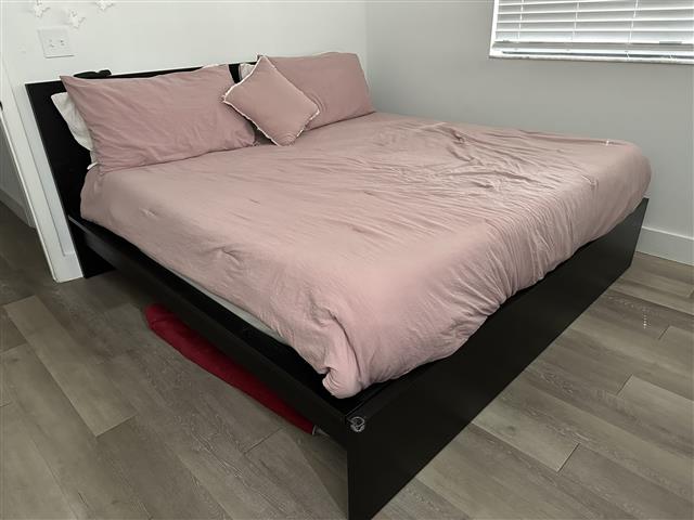 $300 : Vendo cama King como nueva image 1