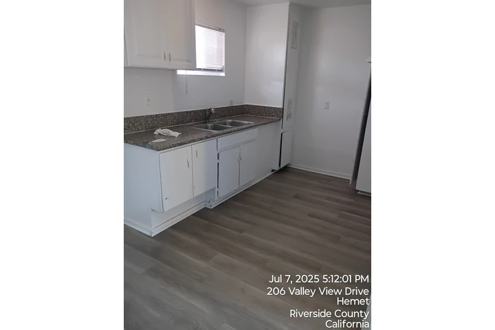 $1300 : Apartment For Rent image 3