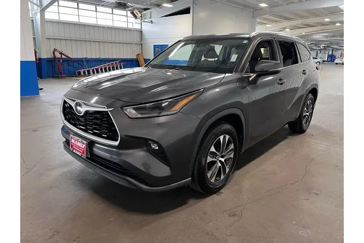 $25941 : Toyota Highlander 2021 XLE 4 image 7