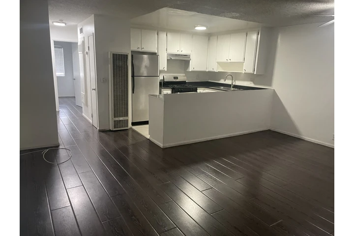 $2450 : Super Grande  132 E Adams Blvd image 2