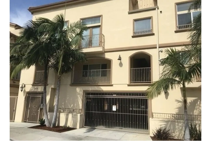 $1955 : 2 Bedroom Apt in Kenmore Ave image 1