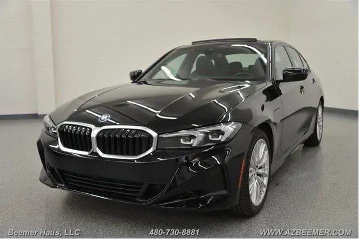 $29998 : BMW 3 Series 2023 330e 4dr S image 2