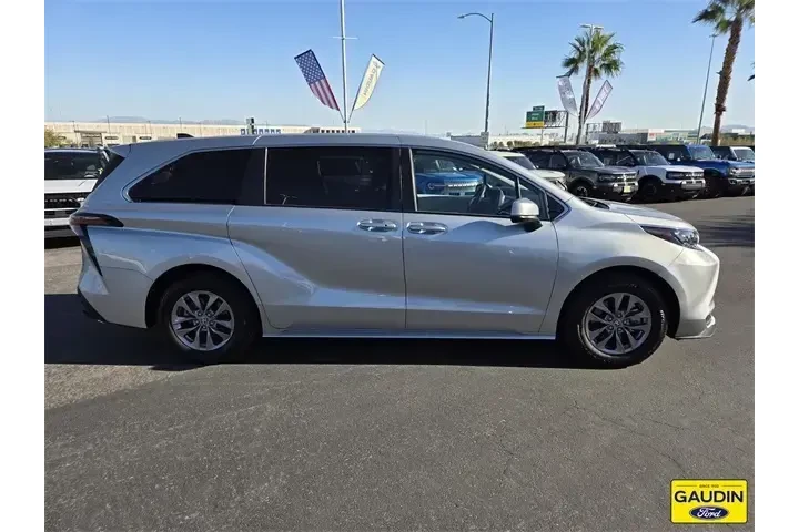 $39888 : Toyota Sienna 2024 AWD LE 8- image 8