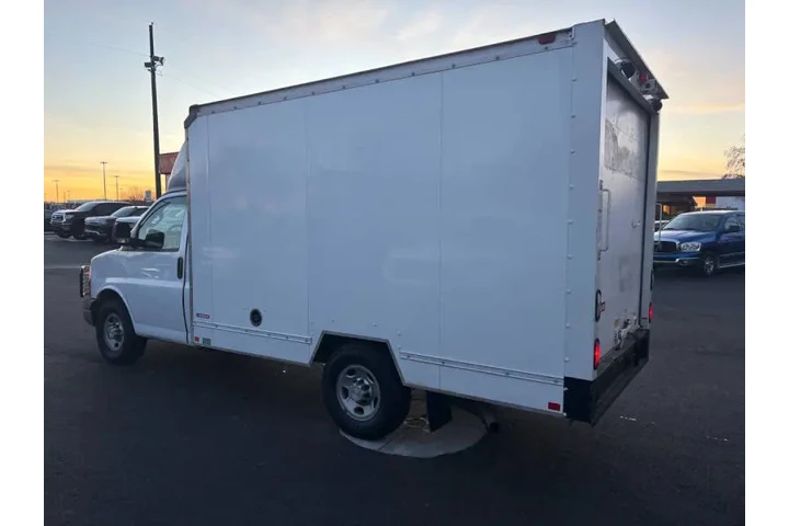 2017 GMC Savana 3500 image 6